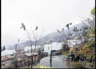 昆明下雪 零星雪花飘洒,轿子山银装素裹白雪皑皑