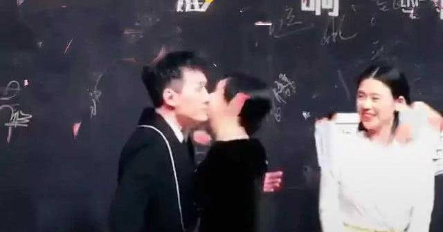 刘嘉玲自动献吻冯绍峰是什么情况？马思纯都惊呆了