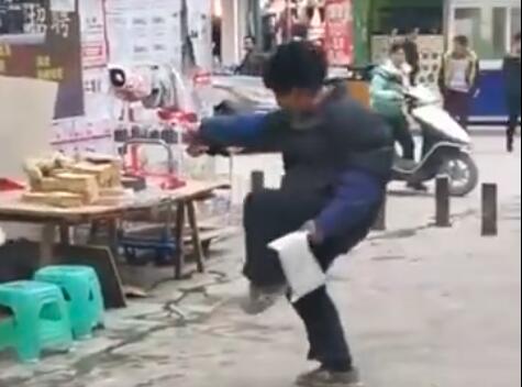老人斗舞式文骂是怎么回事?手舞足蹈竟是为逗老太太开心