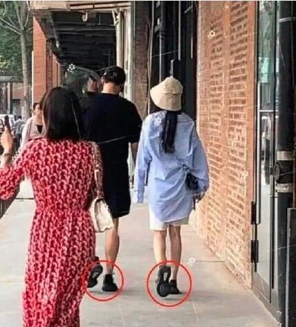 爱情果然是藏不住！杨幂与魏大勋被扒出戴同一顶帽子详情曝光