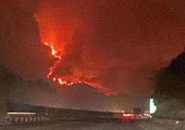 广东佛山发生山火 上千人救援力量赶赴佛山高明区凌云山