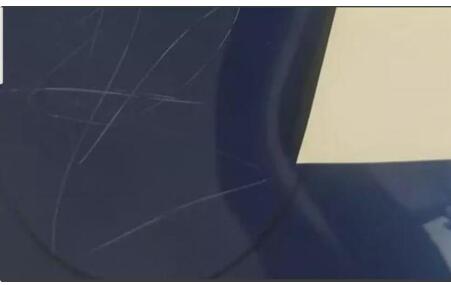 难受想哭！3岁女童划花10辆奥迪 网友：我妈已经三天没打我了