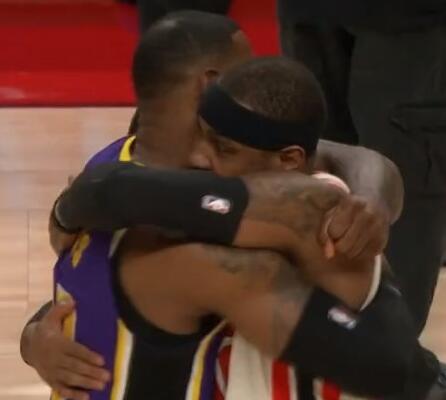 詹姆斯拥抱安东尼是怎么回事?这一抱又是多少人的青春