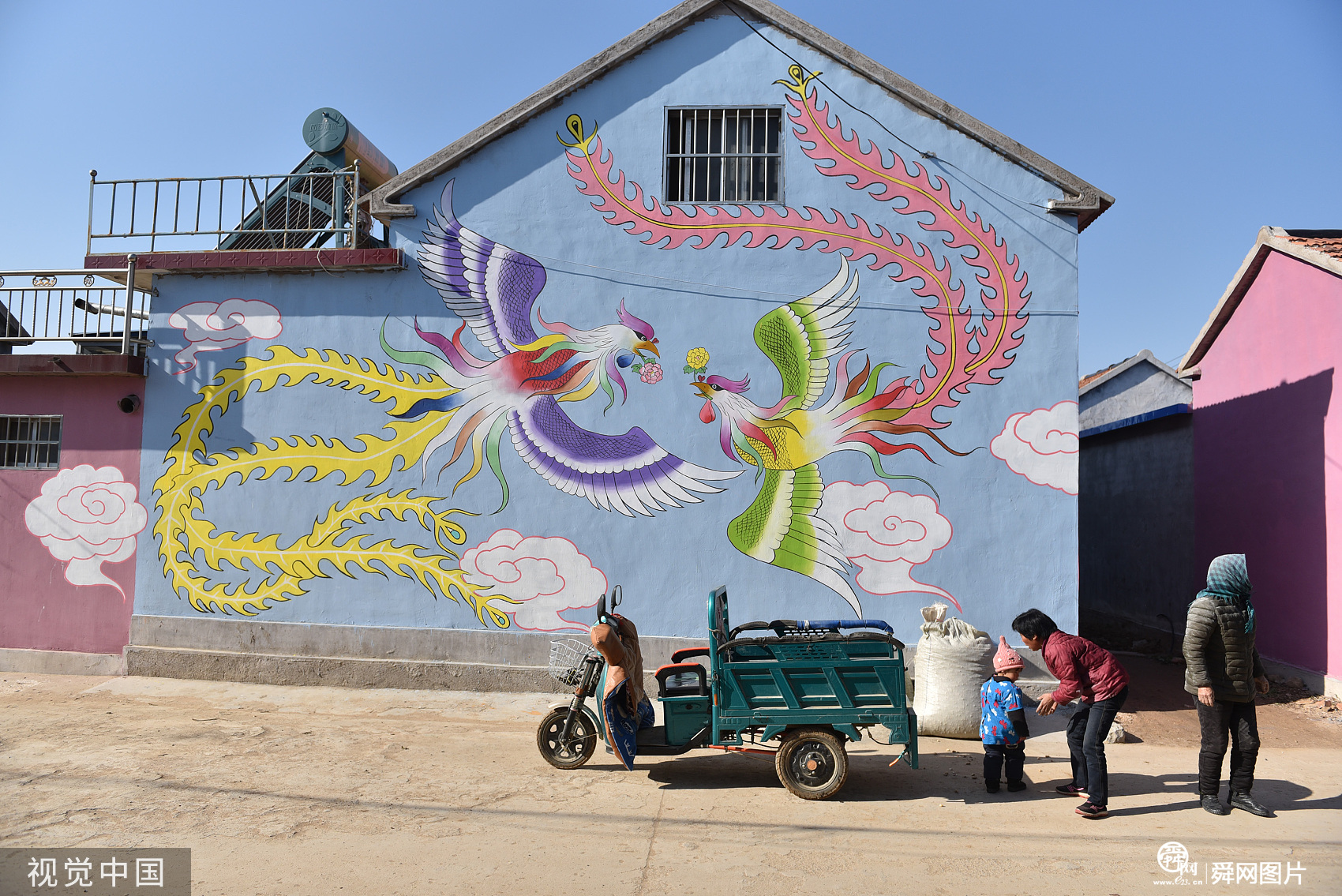 山东日照：农村小巷成“乡村画廊” 墙壁上飞来“金凤凰”