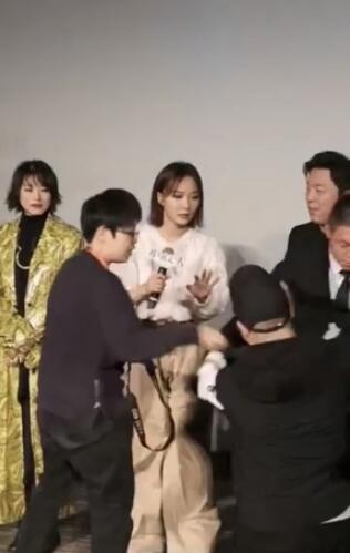 疯狂男粉求婚！王珞丹新片首映会遇疯狂粉丝示爱 被吓得面色铁青