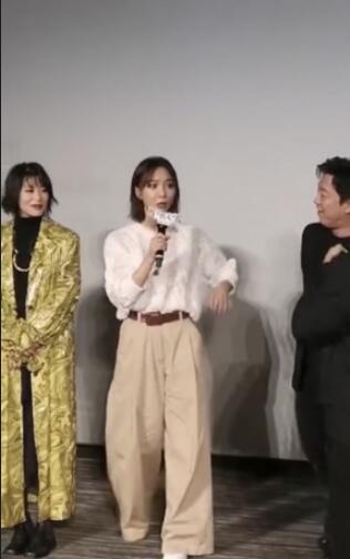 疯狂男粉求婚！王珞丹新片首映会遇疯狂粉丝示爱 被吓得面色铁青