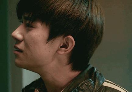 故事眼！易烊千玺表情眼神是什么梗？眼神照片曝光太高级了