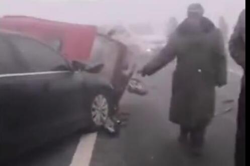 现场惨烈!河北车辆连环相撞 这份雾霾天气行车攻略请收藏