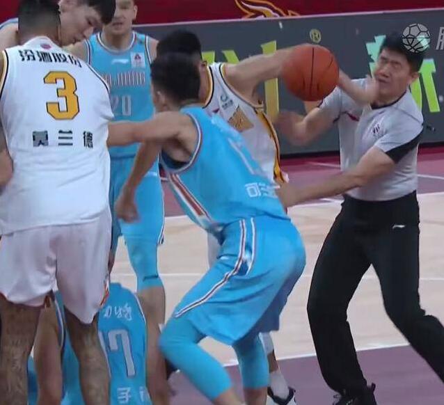 CBA赛场再现冲突！裁判劝架却被打到流鼻血