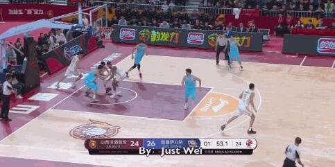 CBA赛场再现冲突！裁判劝架却被打到流鼻血