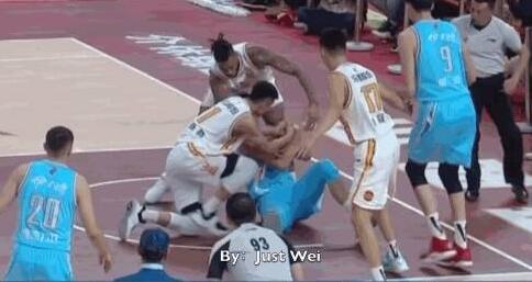 CBA赛场再现冲突！裁判劝架却被打到流鼻血