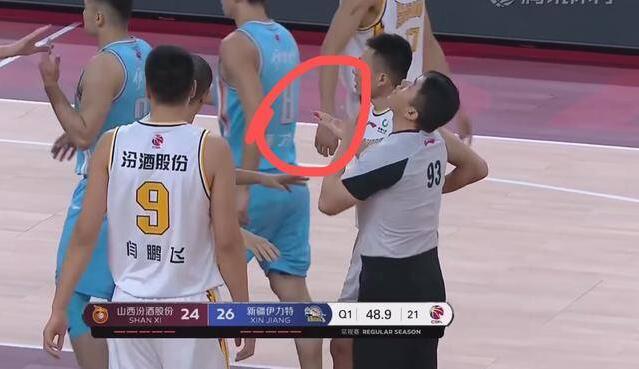 CBA赛场再现冲突！裁判劝架却被打到流鼻血