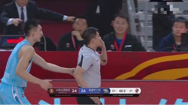 CBA赛场再现冲突！裁判劝架却被打到流鼻血