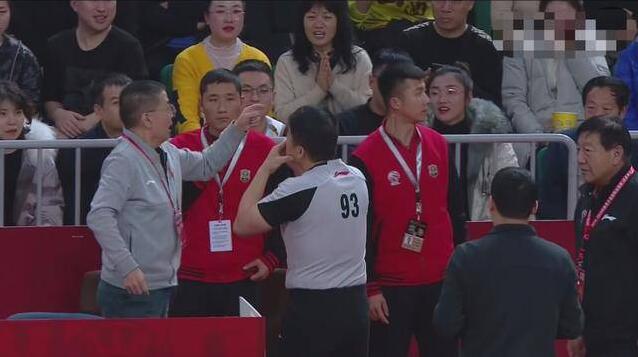 CBA赛场再现冲突！裁判劝架却被打到流鼻血