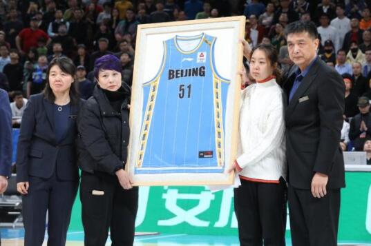 吉喆球衣退役仪式举行，51号球衣永远飘扬在首钢队