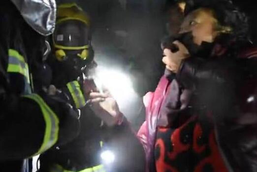 最新消息:四川一居民楼起火 48名被困群众全部救出或疏散