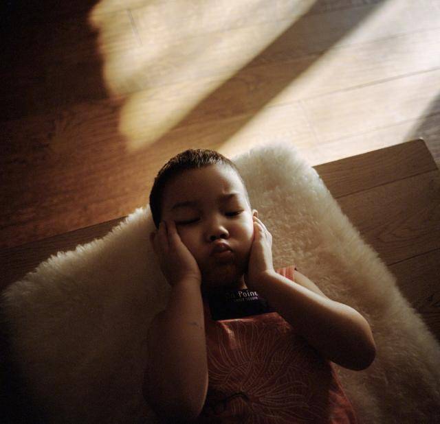 梅婷晒儿女照片，女儿颜值高越来越像妈妈