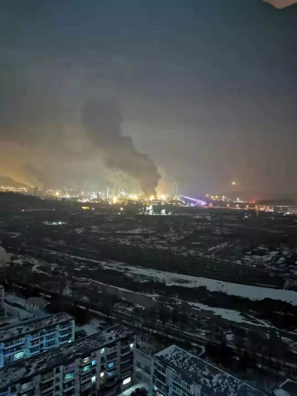 “抚顺石油二厂”大火 现场情况怎么样?