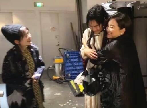 太宠溺了！林青霞与谢娜张杰同框，对张杰造型赞不绝口