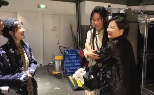 太宠溺了！林青霞与谢娜张杰同框，对张杰造型赞不绝口