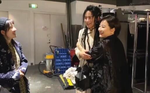 太宠溺了！林青霞与谢娜张杰同框，对张杰造型赞不绝口