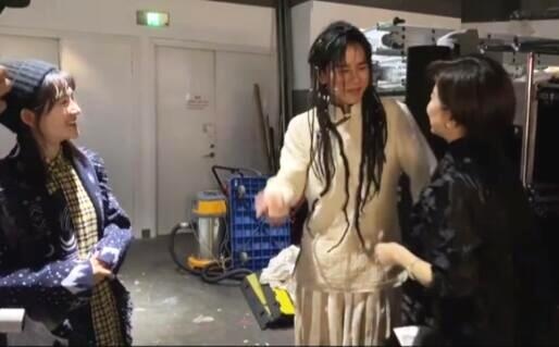 太宠溺了！林青霞与谢娜张杰同框，对张杰造型赞不绝口