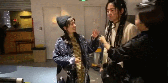 太宠溺了！林青霞与谢娜张杰同框，对张杰造型赞不绝口