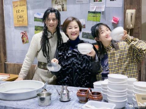 激动到睡不着！张杰凌晨晒与林青霞合照 新造型成亮点