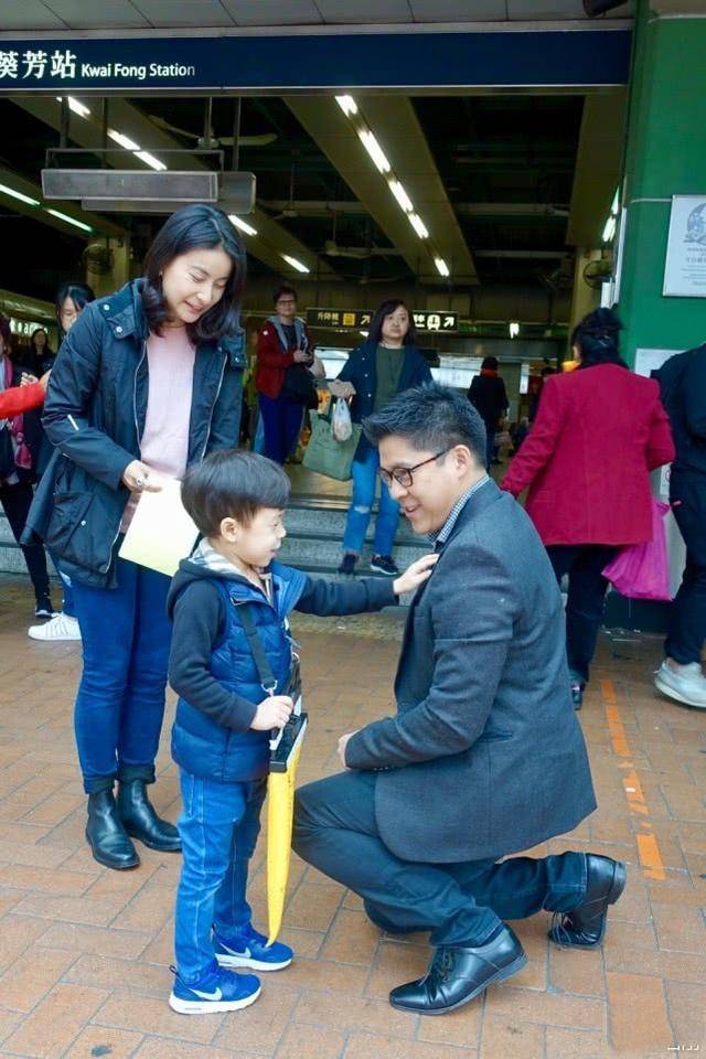 手动怒赞!霍启刚罕见晒儿女 霍中曦和妹妹都穿得十分接地气
