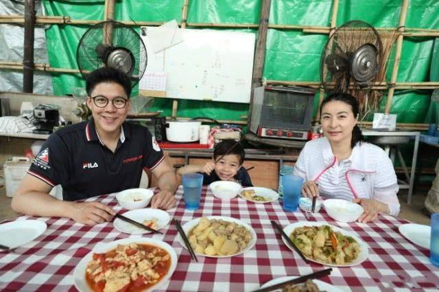 手动怒赞!霍启刚罕见晒儿女 霍中曦和妹妹都穿得十分接地气