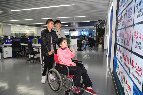 120多名社会监督员当“考官”现场打分检阅报业一年“成绩单”