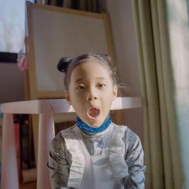 太幸福了！梅婷晒儿女照片，小卷发肥嘟嘟呆萌可爱