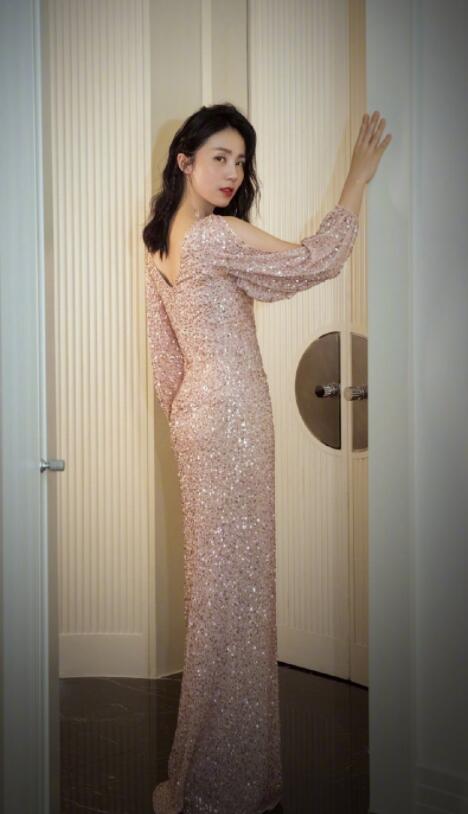 气质优雅抢镜!黄磊夫妇合体走秀,42岁孙莉身材纤细