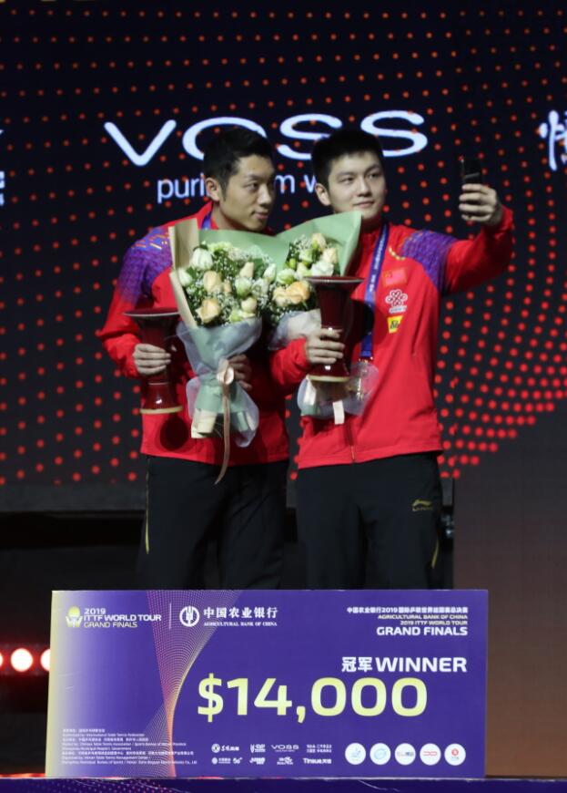 太赞了！时隔8年再夺世巡赛男双冠军！许昕、樊振东打破魔咒