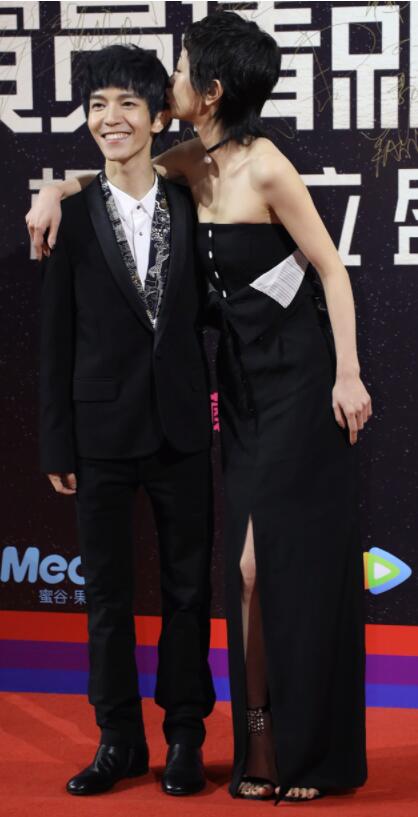 好甜呀！郭采洁红毯亲郭敬明 本尊晒合照回应：是真的！