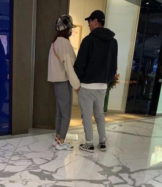 张亮怼恶评是怎么回事？为什么网友留言“活该”？