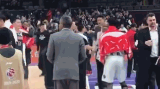 冤家！杜锋马布里冲突是怎么回事？场面一度混乱