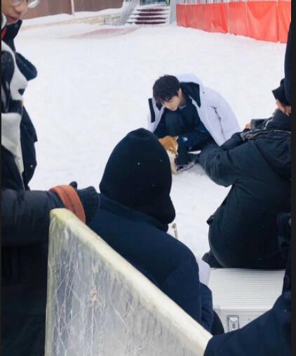 网友滑雪场偶遇王俊凯拍摄 网友：张保庆是你吗？