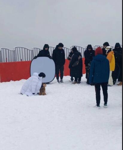 网友滑雪场偶遇王俊凯拍摄 网友：张保庆是你吗？