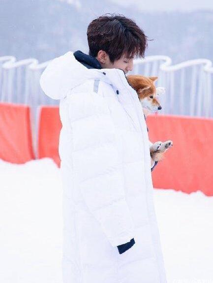 是敬业的王俊凯！滑雪场偶遇王俊凯，网友：好羡慕那只狗