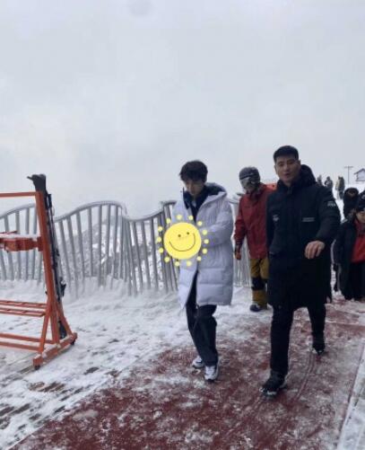 是敬业的王俊凯！滑雪场偶遇王俊凯，网友：好羡慕那只狗