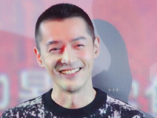 胡歌剪寸头怎么回事 为《南方车站的聚会》可是下足了本钱