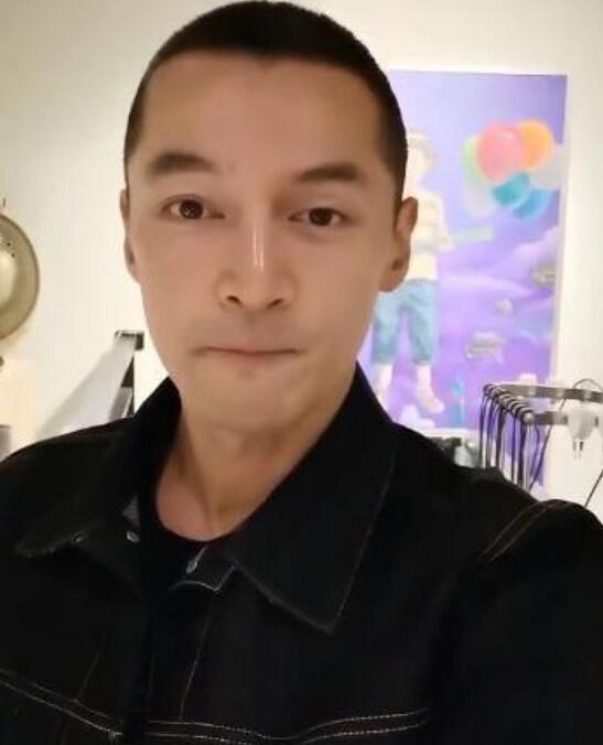 胡歌剪寸头怎么回事 为《南方车站的聚会》可是下足了本钱