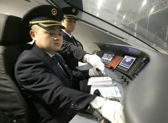 成贵高铁正式开通 攻克爬楼高、隧道多、受气候影响大等难题