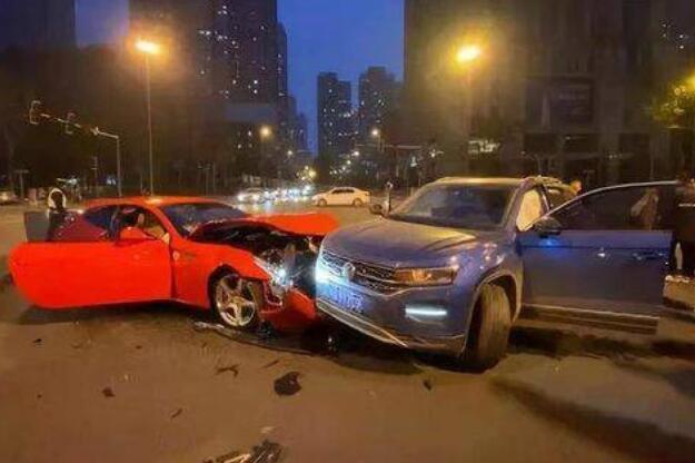 【案例分析】大众车撞烂法拉利 交强险、三者险和车损险到底怎么买?