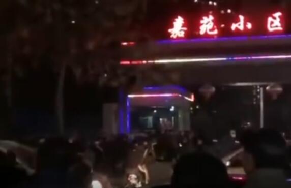 太可怕了!河北邯郸持刀连伤2人藏匿居民区 大批警察连夜围堵