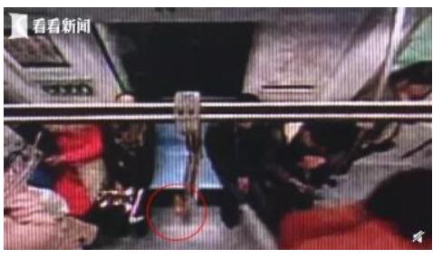 阿姨把老伴骨灰袋忘在地铁 乘客顺走别人骨灰袋 以为是吃的喜滋滋带回家