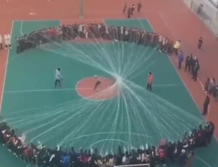 这个视频火了!中国学生跳绳场面壮观,外国网友赞叹:太炫酷了