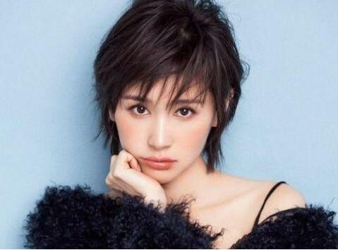 没素质！王子文高铁上穿着鞋踩小桌板是怎么回事？详情始末曝光