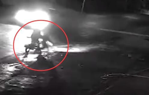 揪心!老人惨遭三车连撞怎么回事?终于真相了,原来是这样!